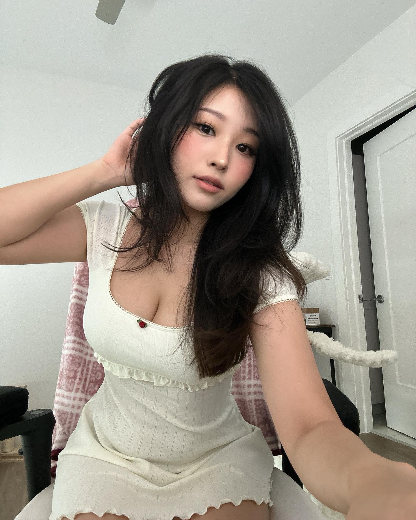 Filtraciones Nude de Aikuros / Hyoon en OnlyFans 1