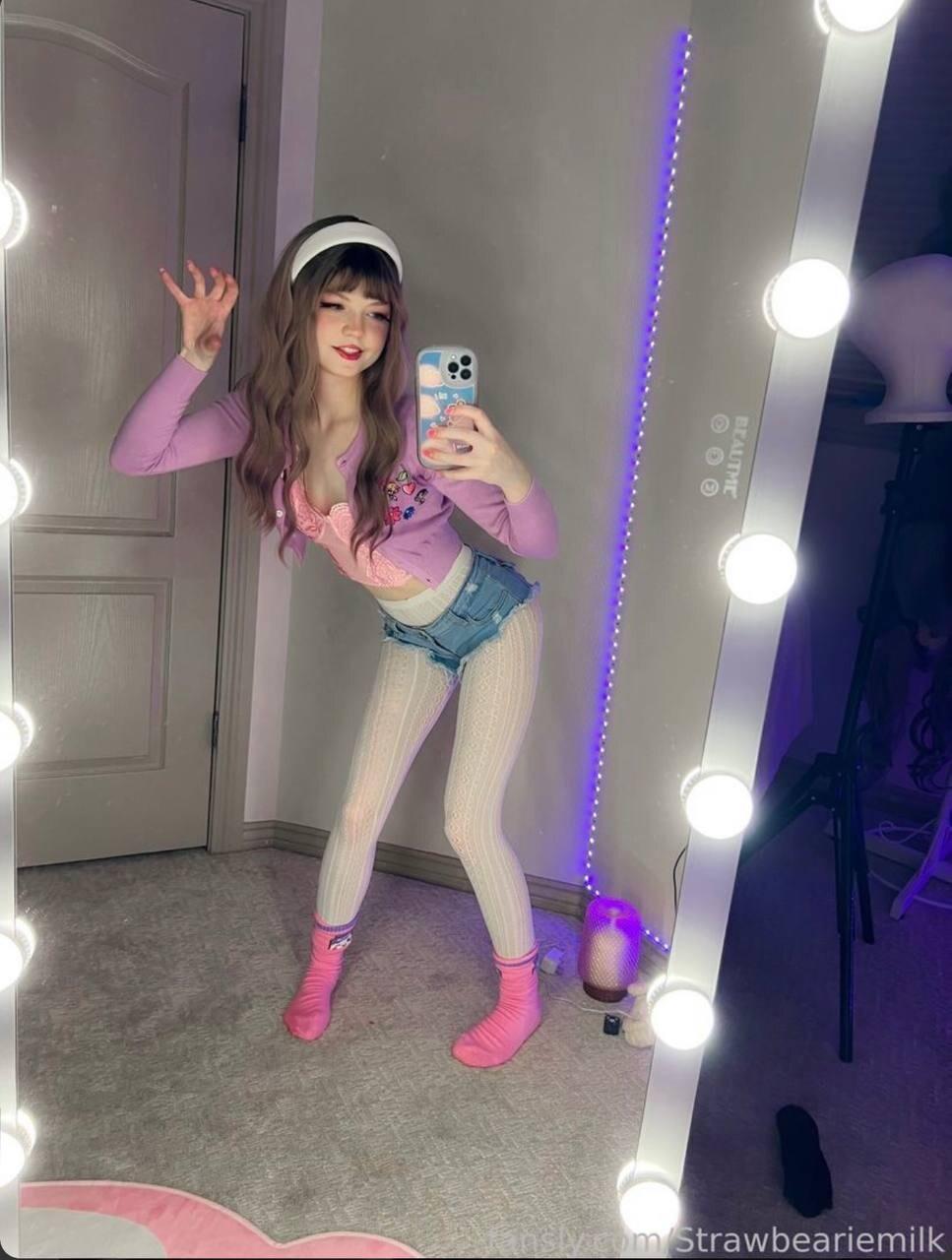 Strawbeariemilkk / StrawberryMillk Filtraciones Nude de OnlyFans 1