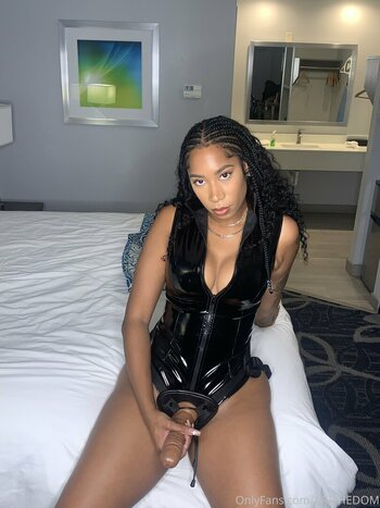 Aritheamazon / Ari T / Arrianathedomme / Ebony Kink Queen / The ebony amazon / ari_amazon / azriatheamazon Filtraciones Desnudas OnlyFans Foto 19