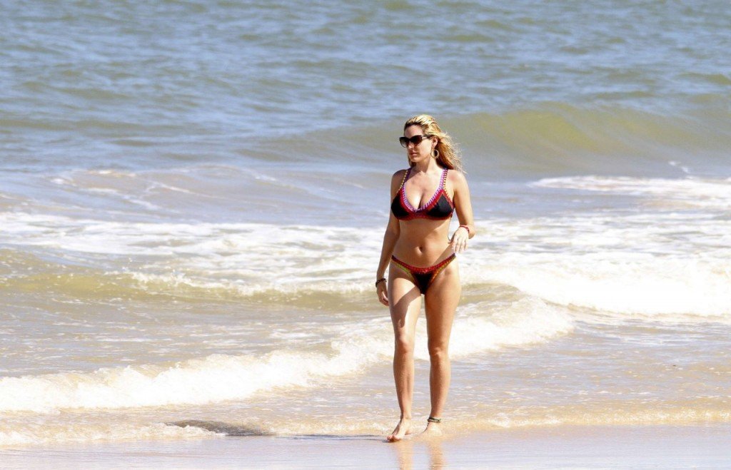 Kelly Brook en Bikini 02