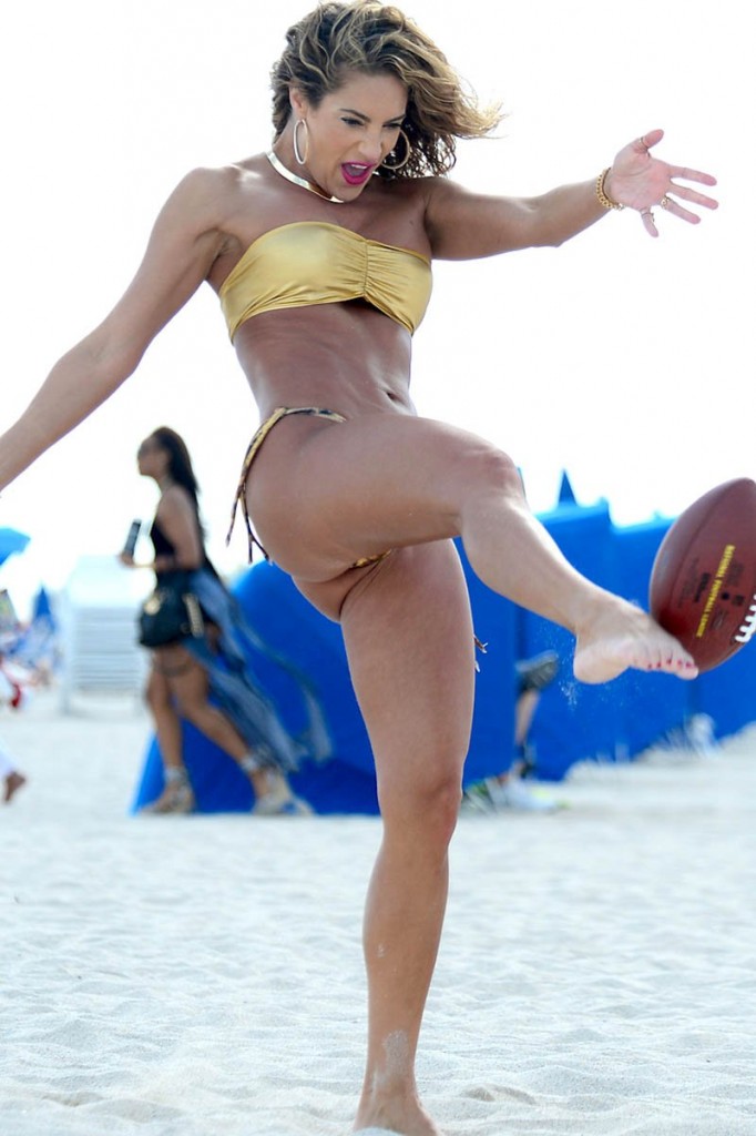 Jennifer Nicole Lee disfruta un día en la playa jugando al fútbol en Miami