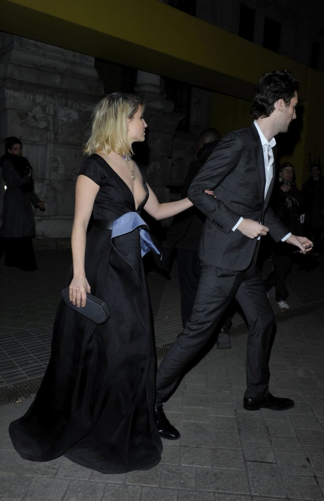 Deslizamiento de pezón de Dianna Agron 03