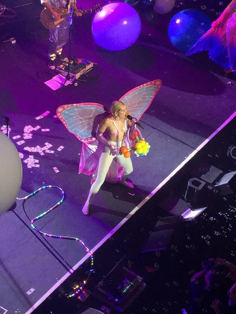Miley-Cyrus-Topless-16
