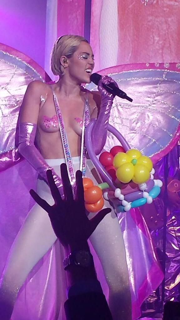 Miley-Cyrus-Topless-17
