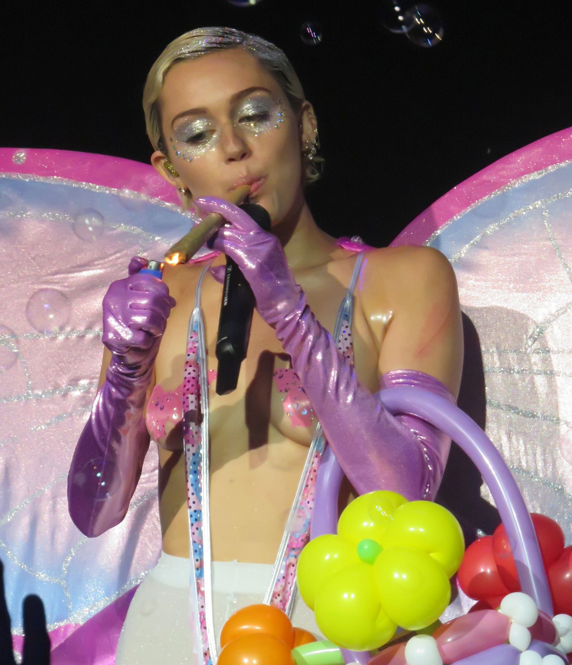 Miley-Cyrus-Topless-34
