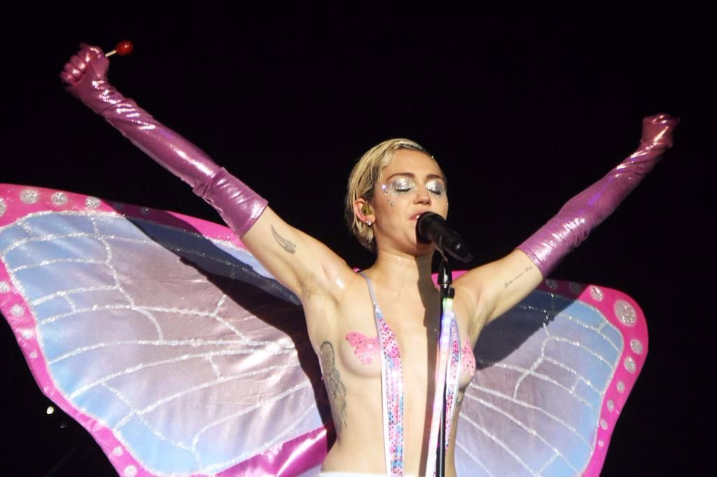 Miley-Cyrus-Topless-36