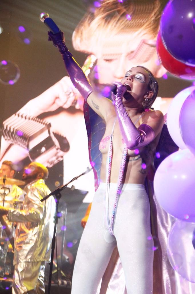 Miley-Cyrus-Topless-37