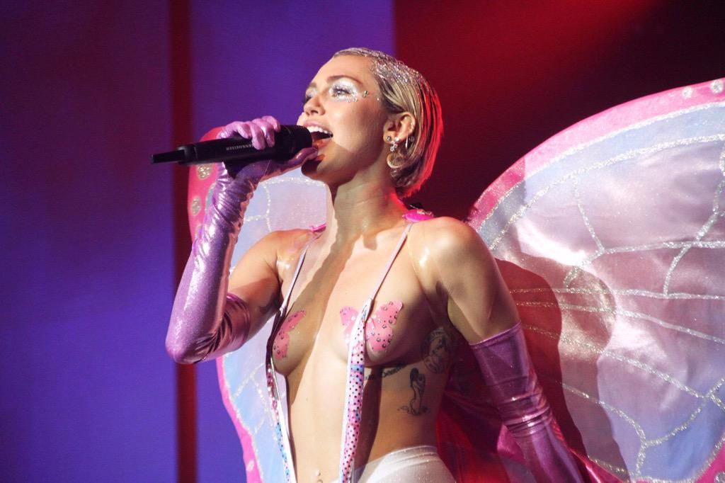 Miley-Cyrus-Topless-38