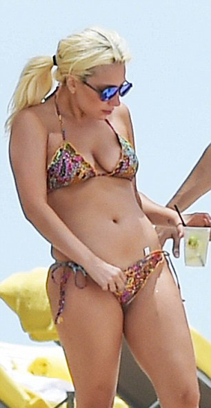 Lady-Gaga-in-Bikini-28