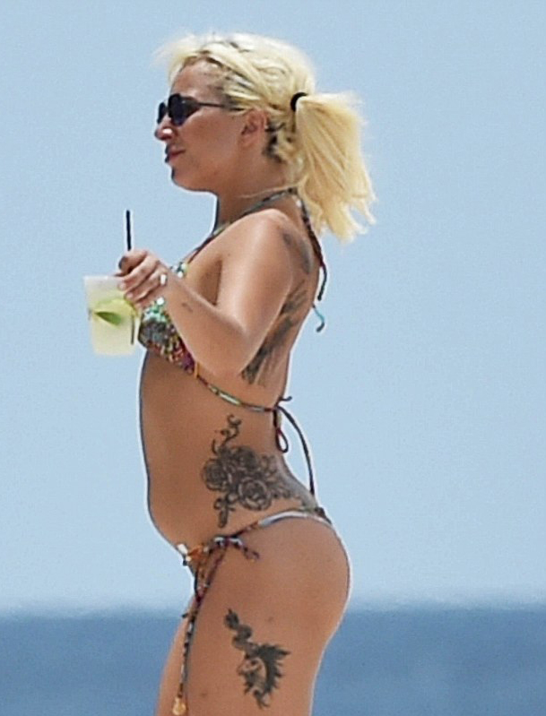 Lady-Gaga-in-Bikini-4