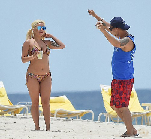 Lady-Gaga-in-Bikini-9
