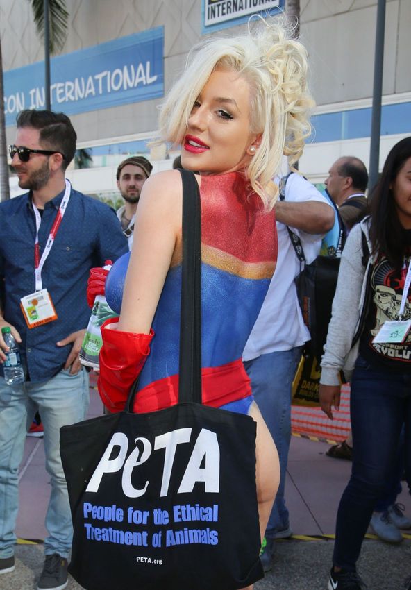 Courtney-Stodden-Body-Paint-16
