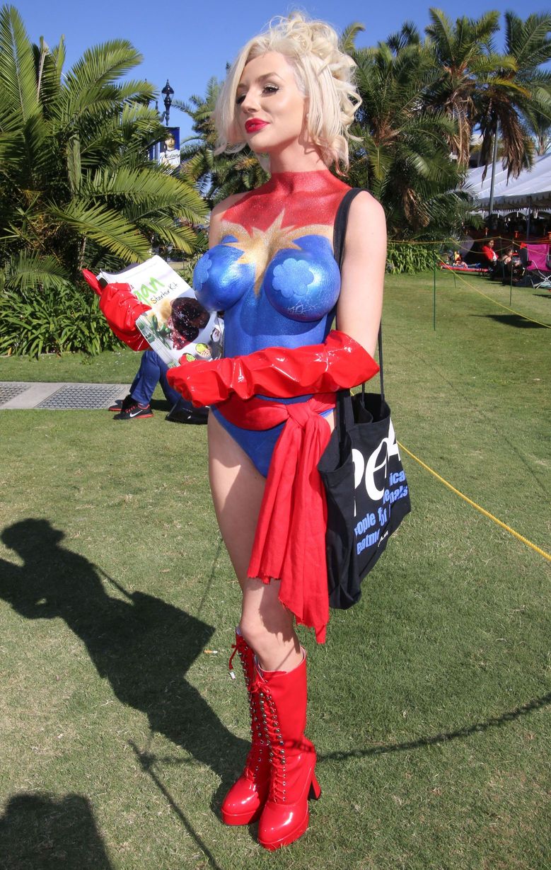 Courtney-Stodden-Body-Paint-24