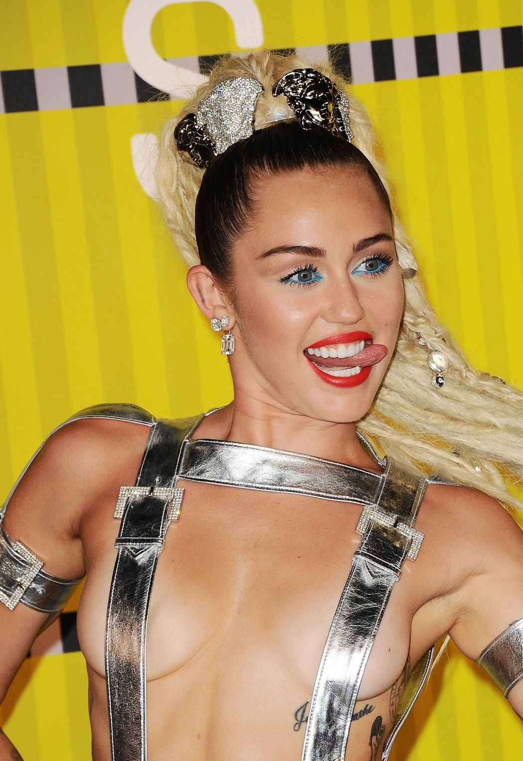 Miley-Cyrus-Sexy-37