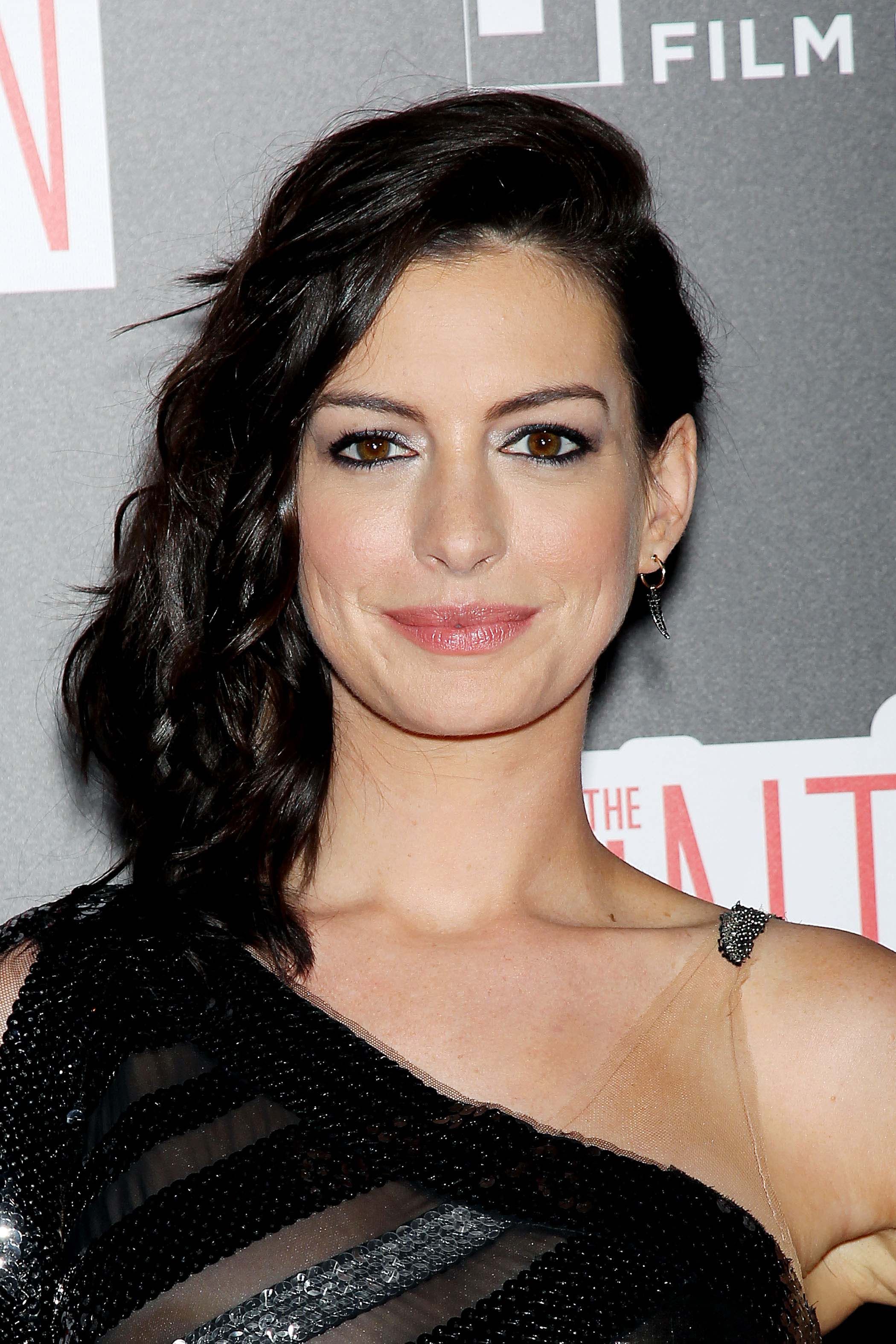 Anne-Hathaway-Areola-Peek-38