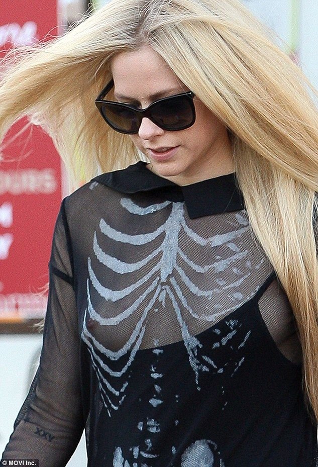 Avril-Lavigne-Nipple-Slip-2