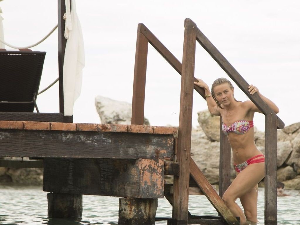 Julianne-Hough-en-Bikini-17