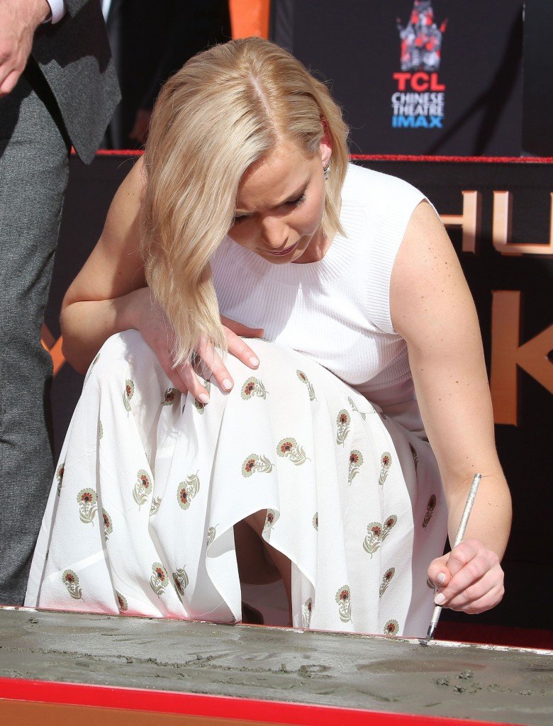 Jennifer-Lawrence-Upskirt-9