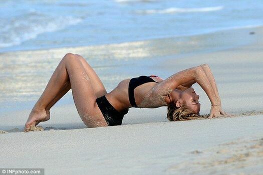 Candice-Swanepoel Sexy-Photos-12