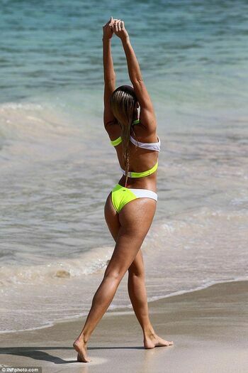 Candice-Swanepoel Sexy-Photos-23