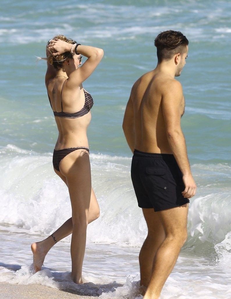 Katie-Cassidy-in-a-Bikini-13