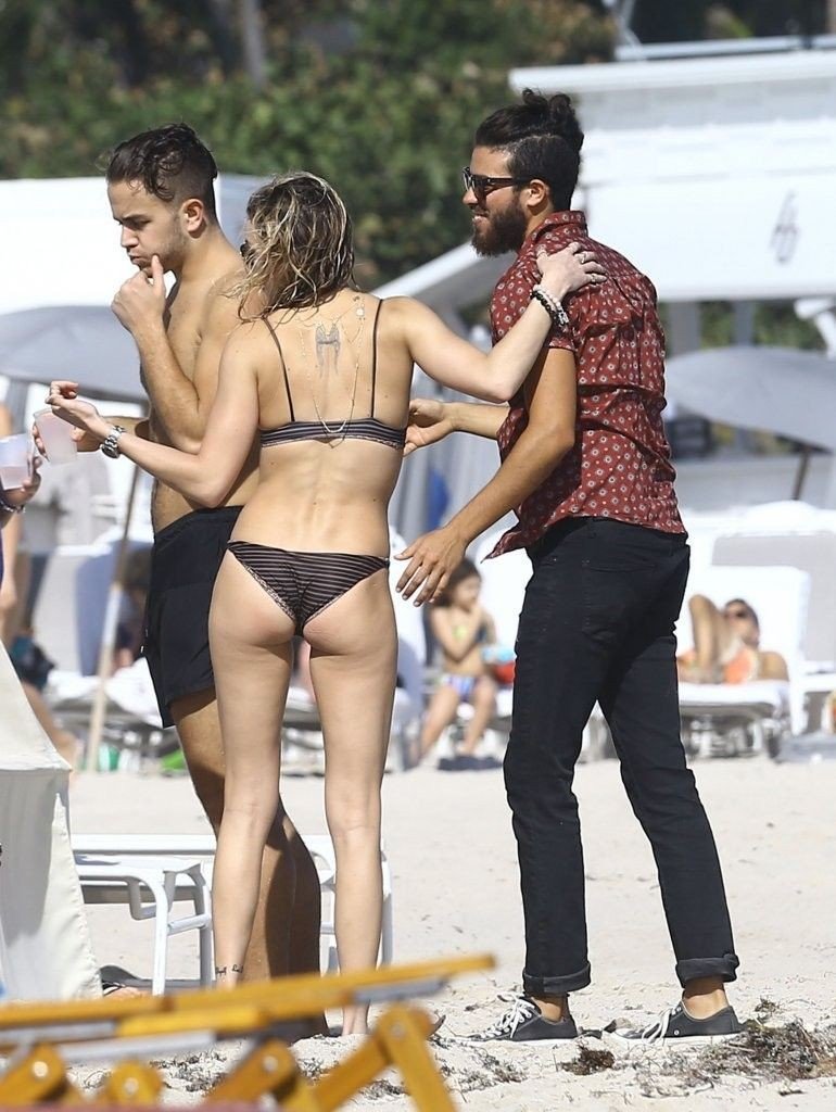 Katie-Cassidy-in-a-Bikini-16