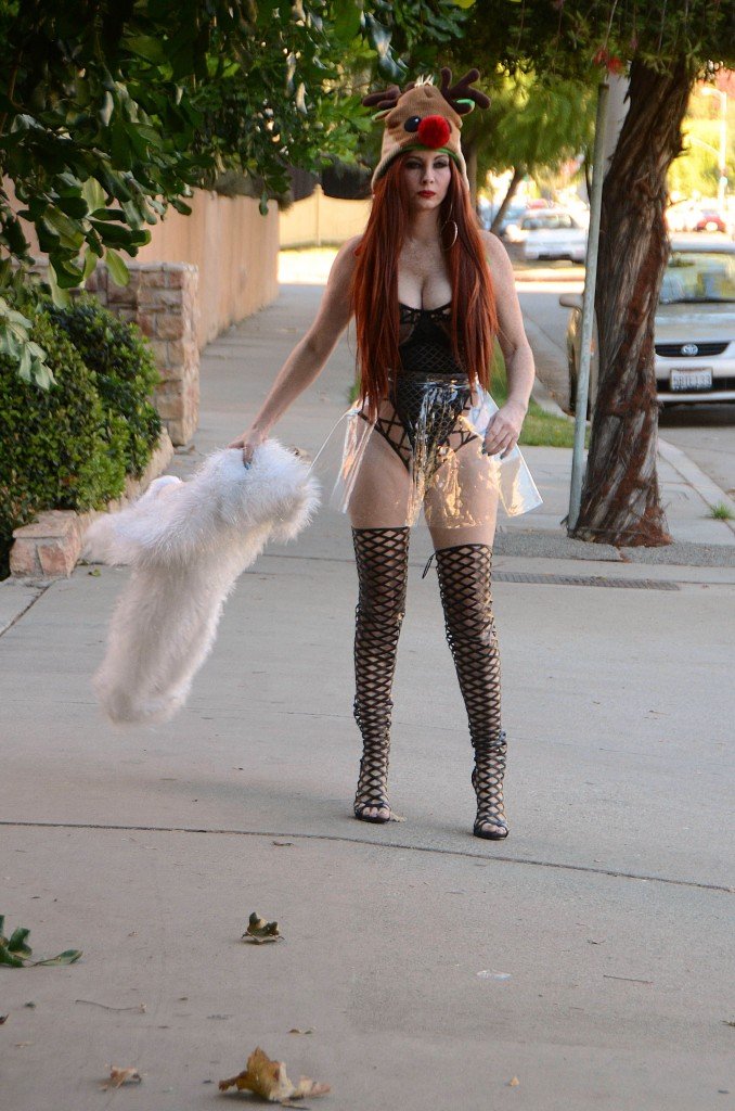 Phoebe-Price-Sexy-39