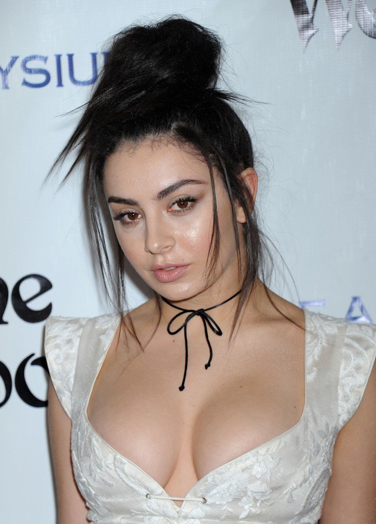Charli-XCX-Cleavage-4