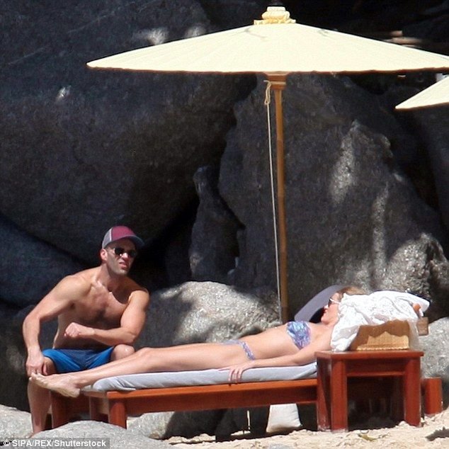 Rosie-Huntington-Whiteley-Bikini-4