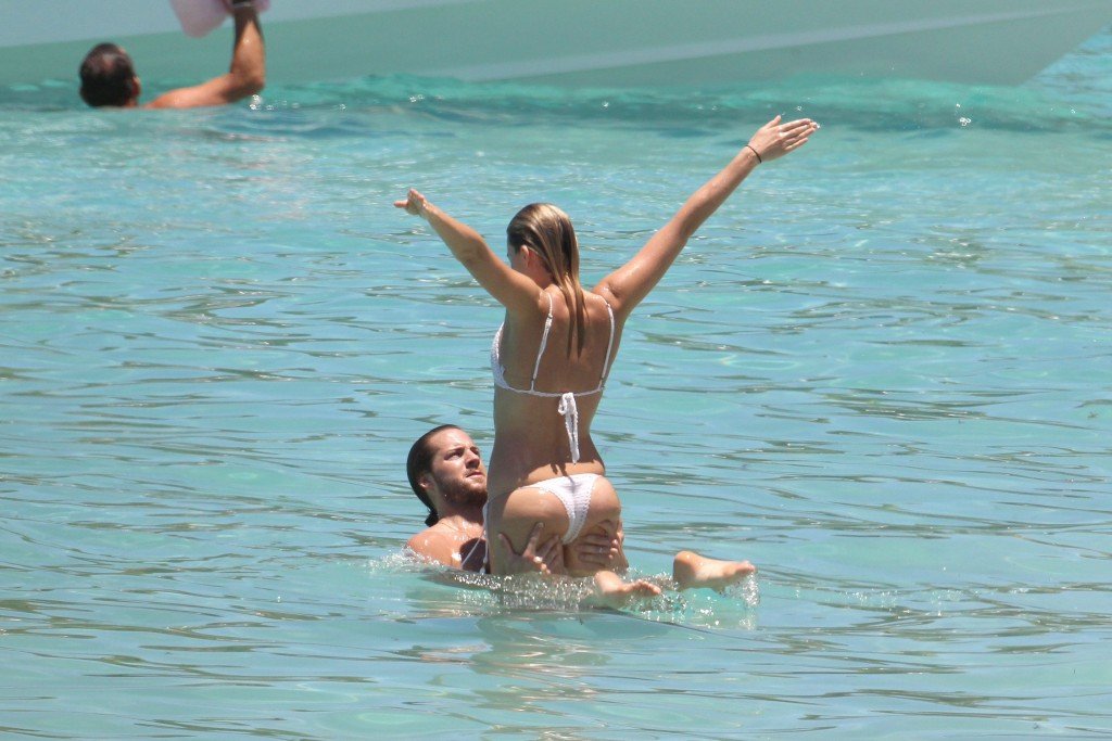 Margot Robbie en Bikini 24