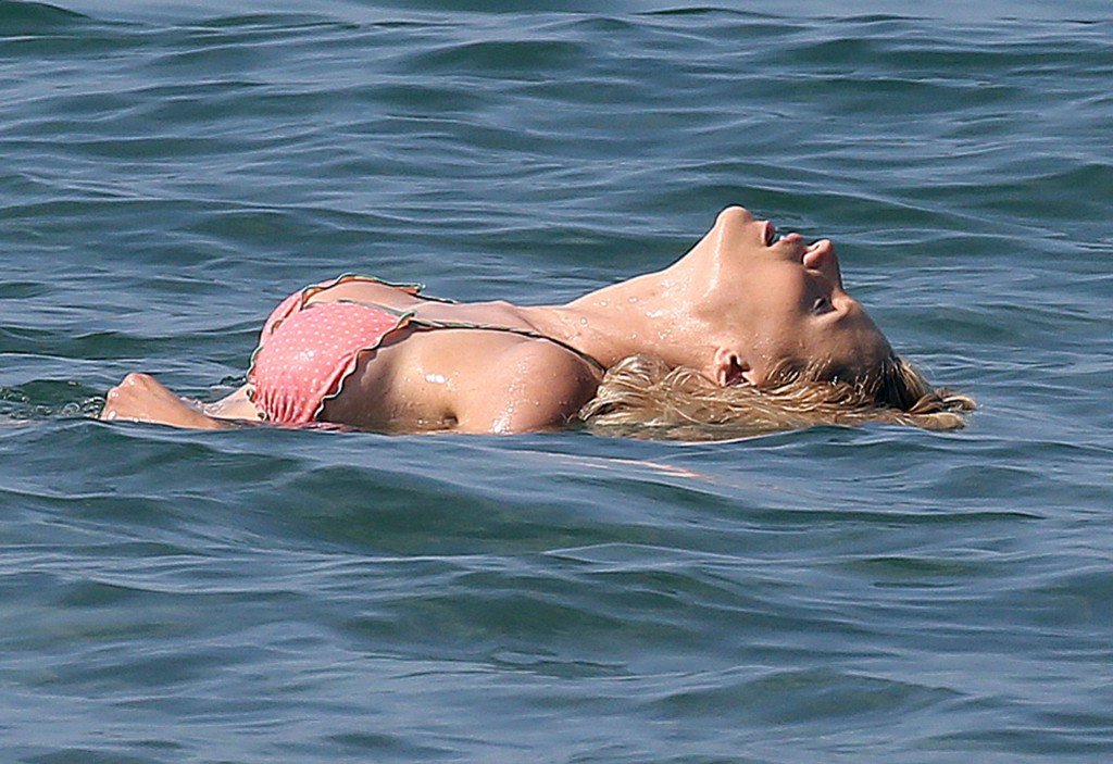 Michelle Hunziker en Bikini 15