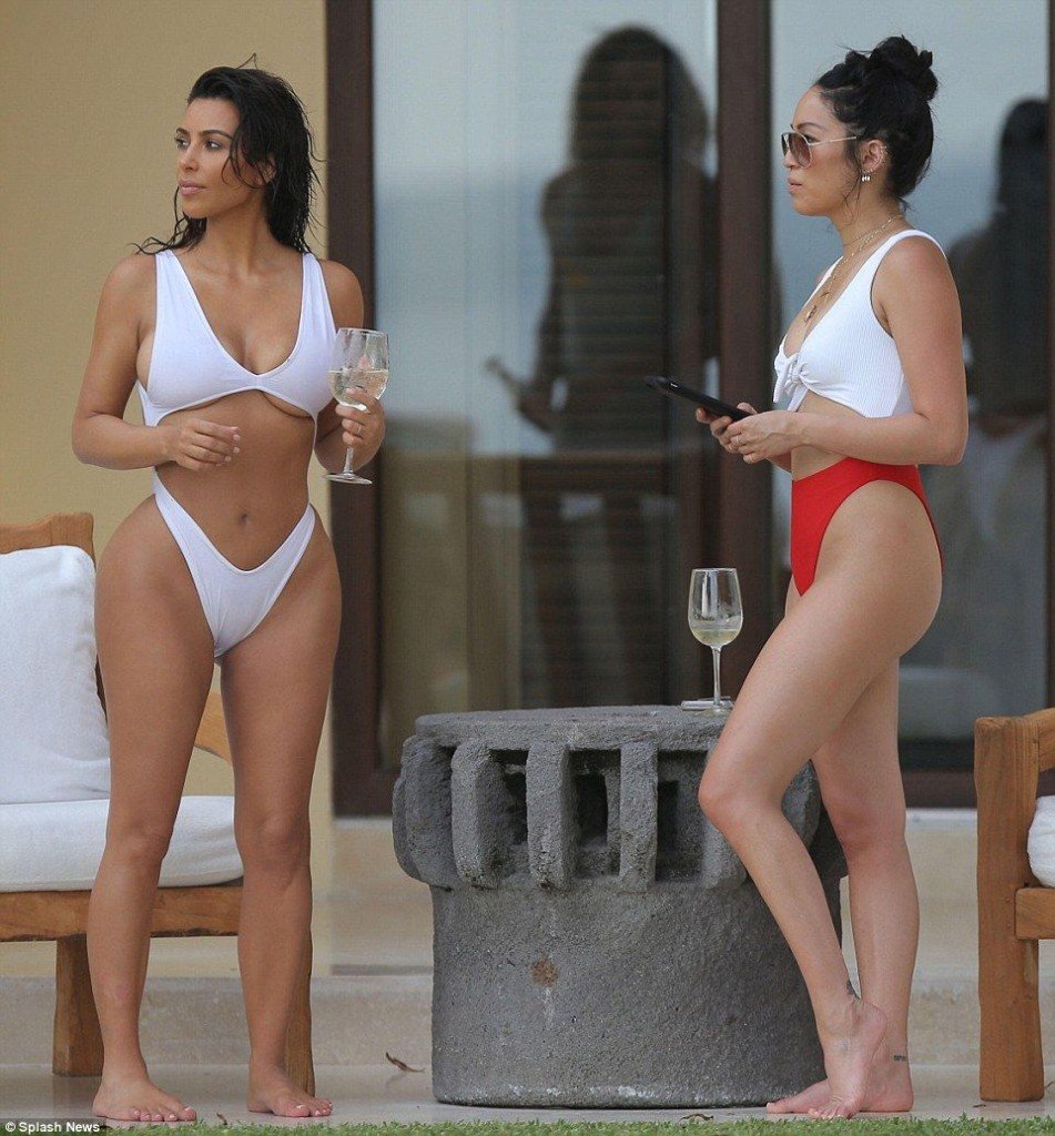 Kim Kardashian en un traje de baño 10