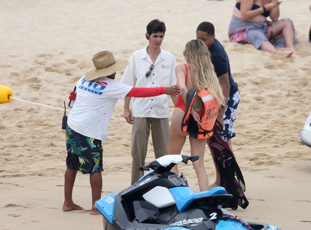Khloe Kardashian Ass Pics 12