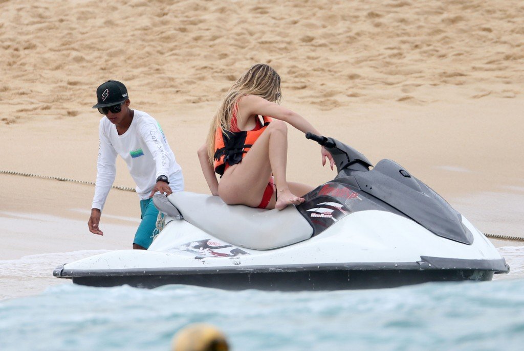 Khloe Kardashian Ass Pics 19