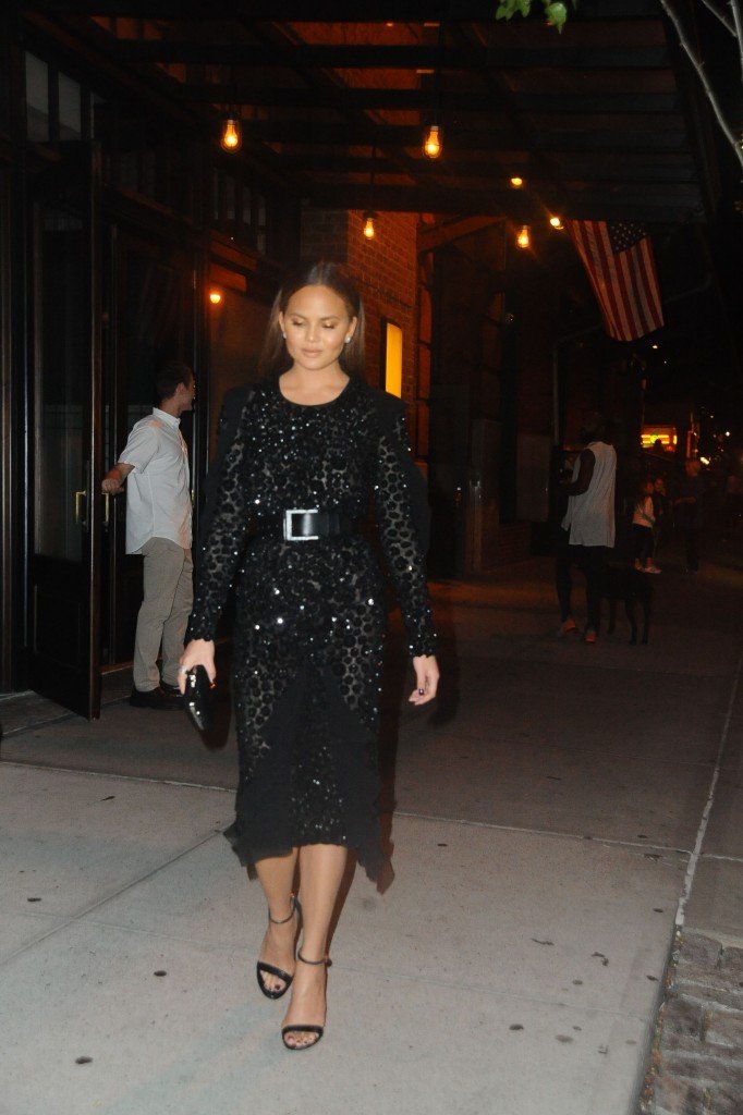 Chrissy Teigen sin sujetador 15