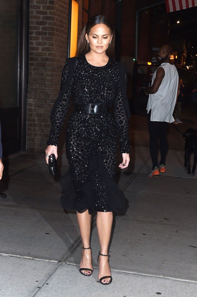 Chrissy Teigen sin sujetador 6