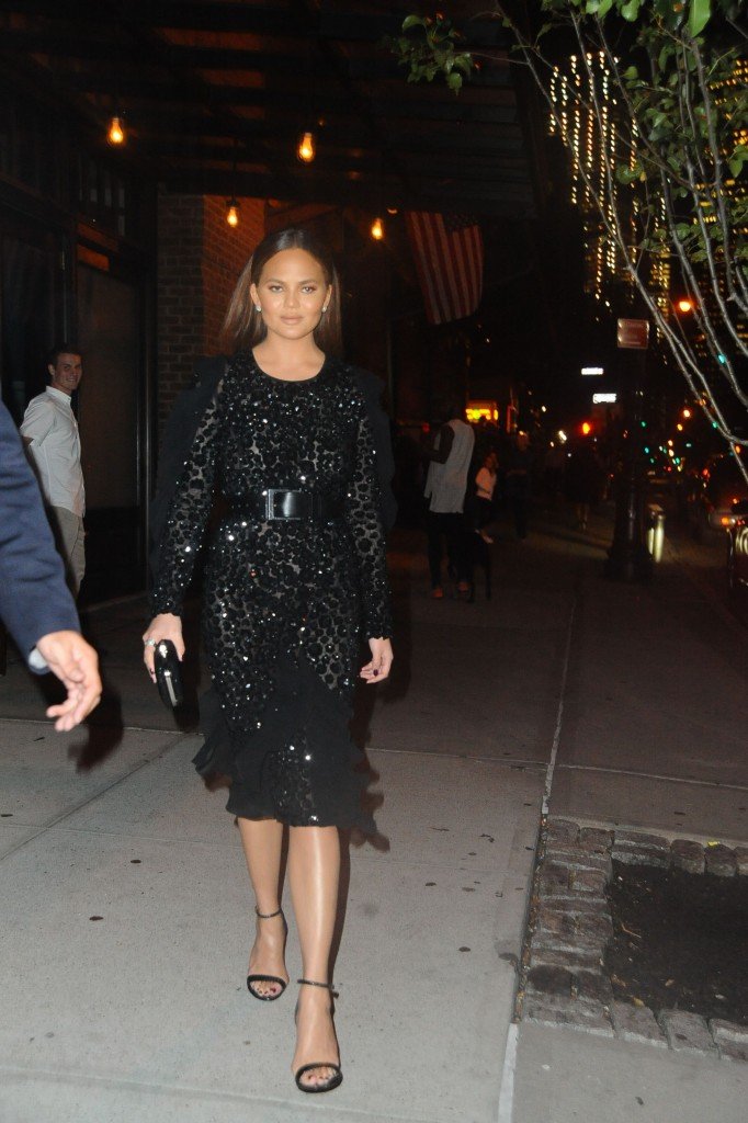 Chrissy Teigen sin sujetador 9