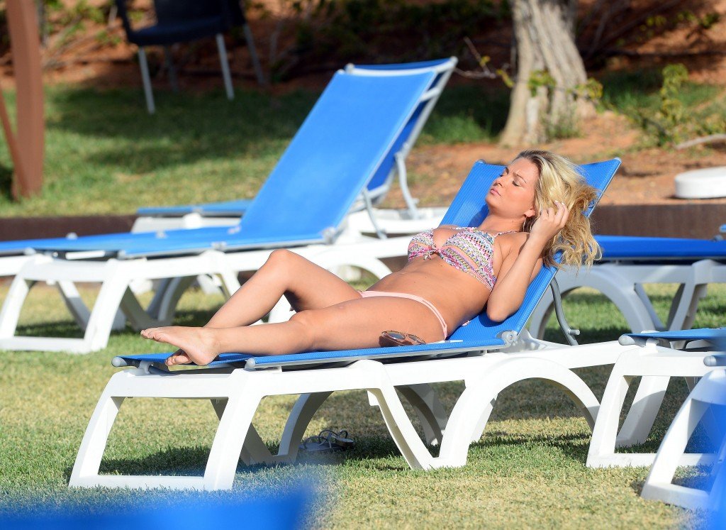 Zara Holland Sexy 37