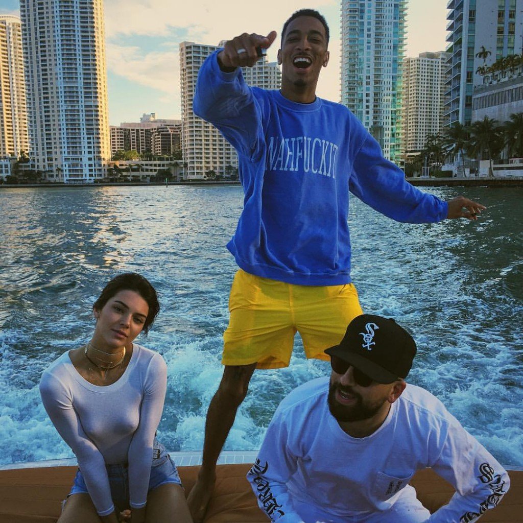 Kendall Jenner sin sujetador 0