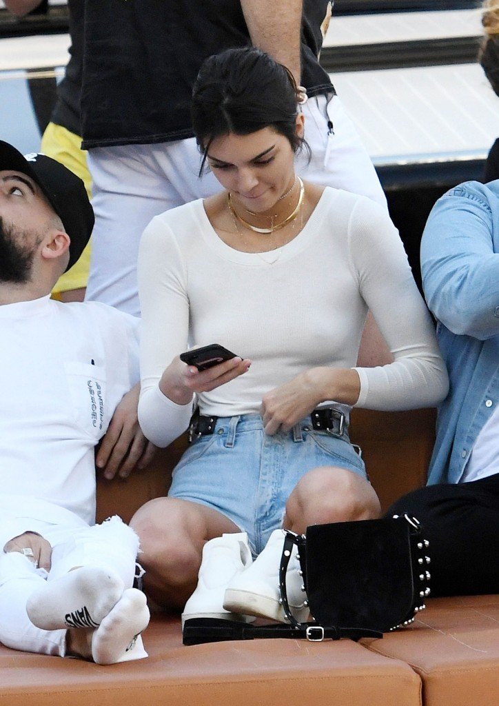 Kendall Jenner sin sujetador 12