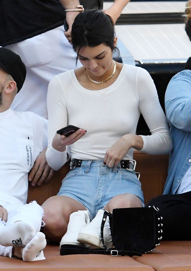 Kendall Jenner sin sujetador 9
