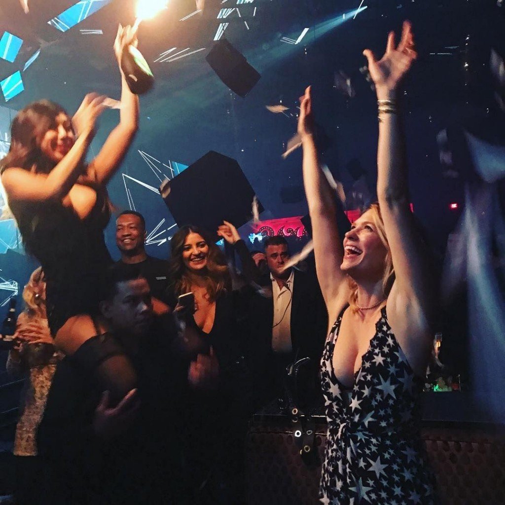 Escote de January Jones thefappening.so 1