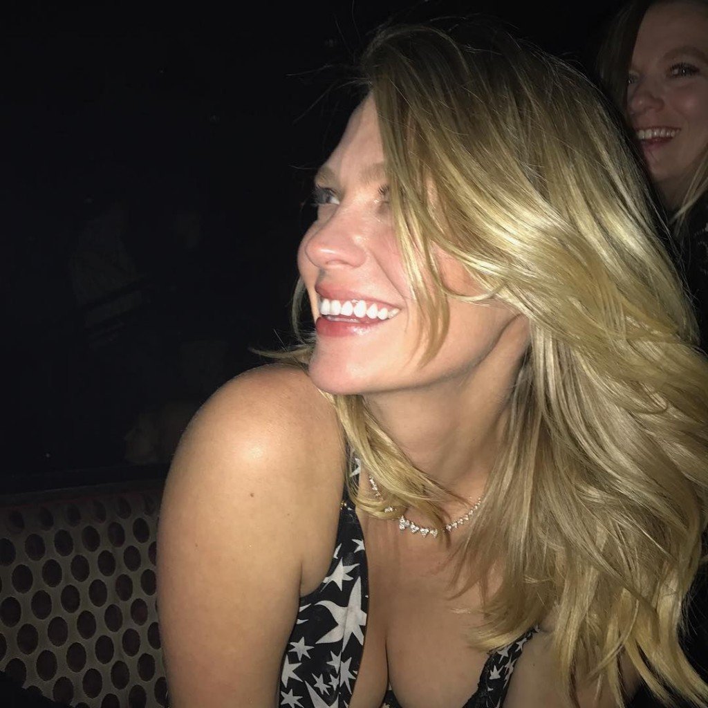 Escote de January Jones thefappening.so 2