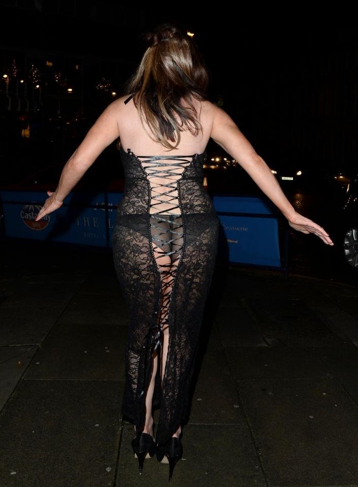 Lisa Appleton sin sujetador 3
