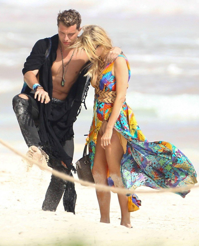 Paris Hilton Upskirt thefappening.so 5