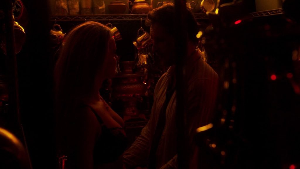 Escena sexy de Betty Gilpin
