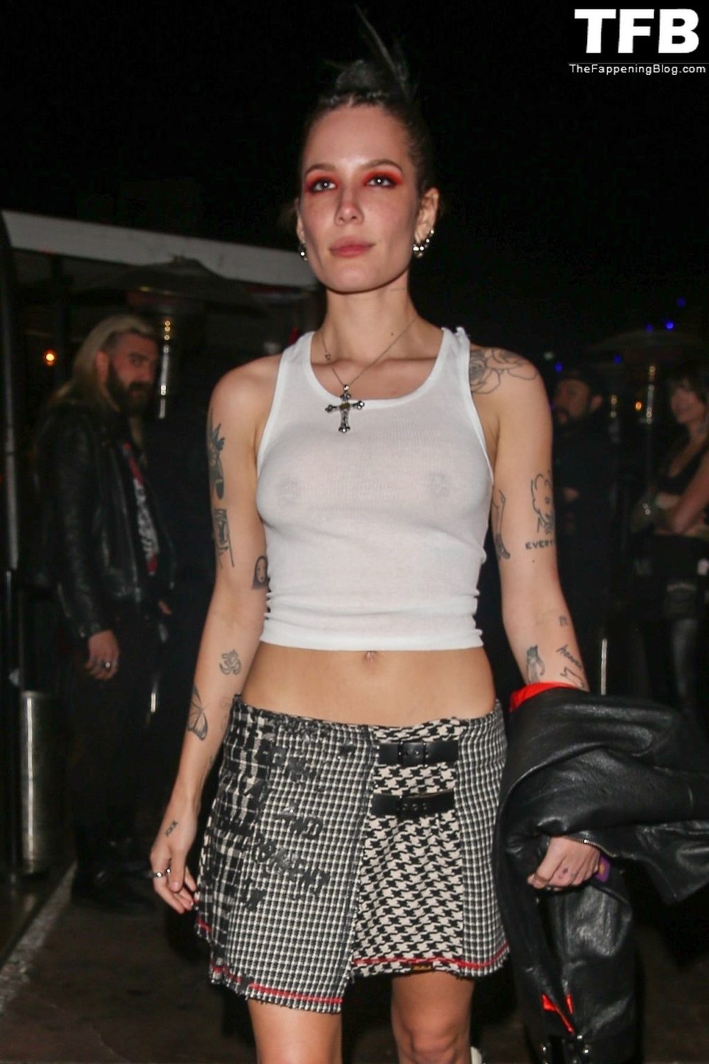 Halsey Transparente Desnuda